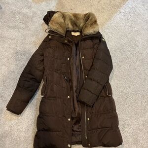Michael kors brown winter puffer. Great shape bare worn. Size small.